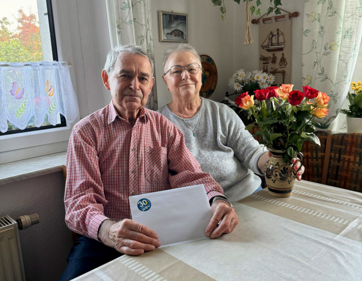 Hausmeister Erich Silz mit seiner Frau und Urkunde als Dankeschön