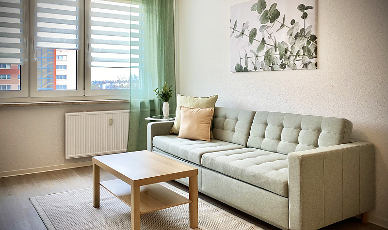 Gästewohnung Radebeuler Straße 6a - Couchgruppe in Pastell mit floralen Wandbildmotiv, stimmige Farben