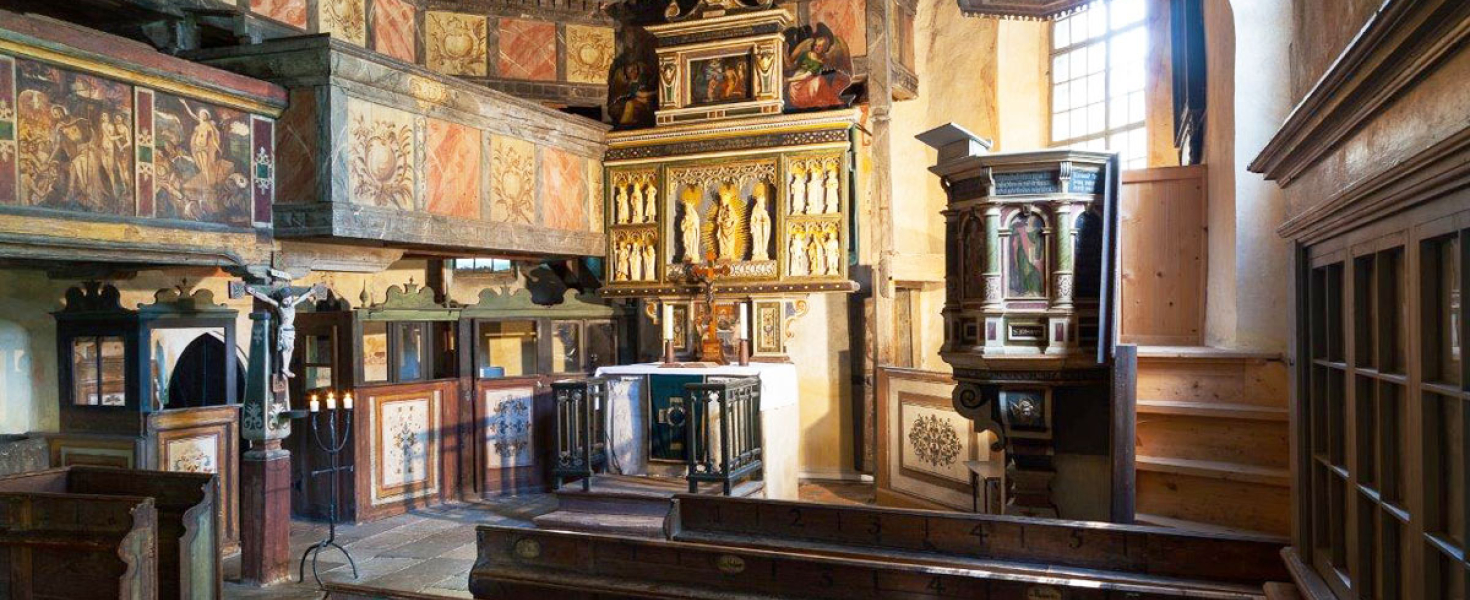 Die alte Kirche Coswig mit Blick auf den Altar.