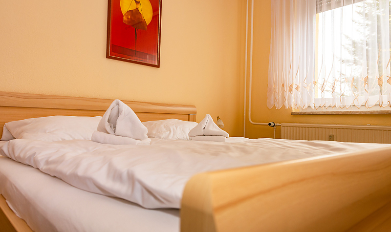 Gästewohnung Moritzburger Str. 98a – rechts - Doppelbett mit Wandbild