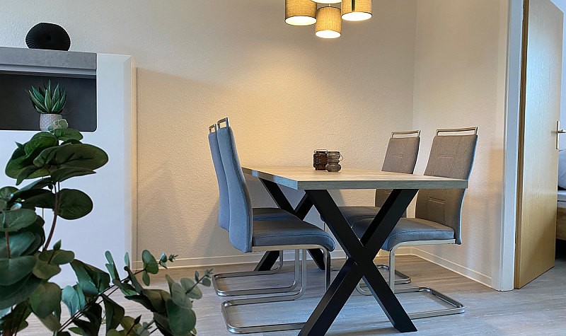 Moderner Esstisch mit dezenter Beleuchtung