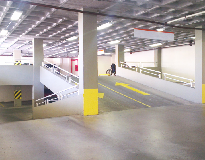 Blick in die Tiefgarage mit Auffahrt und Stellplätzen