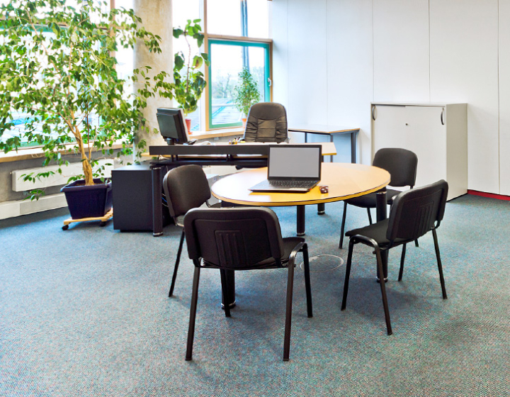 großzügiger heller Geschäftsraum bestuhlt mit Arbeitstisch und PC