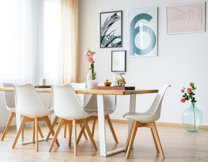 Modern eingerichteter Raum in Ferienwohnung, sehr hell mit Blumen